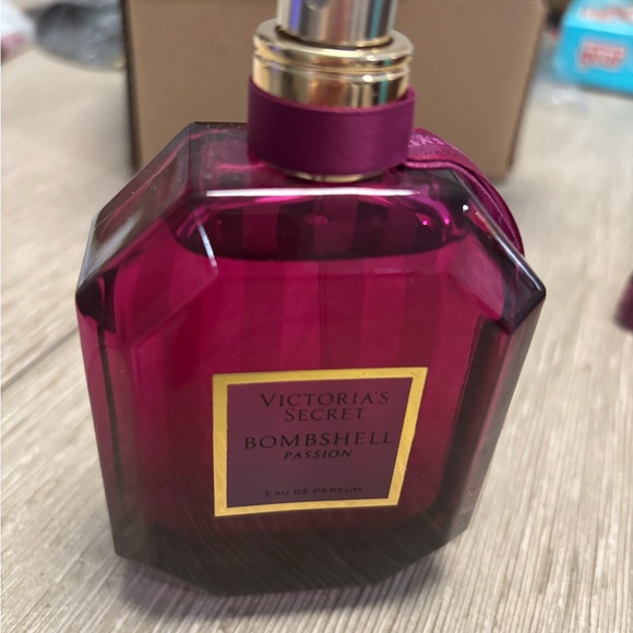 Victoria's Secret Bombshell Passion Eau de Parfum - Deep Pink NEW WITHOUT BOX - Picture 5 of 5